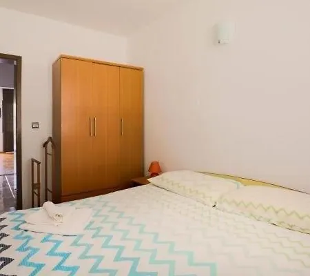 Apartman With Parking Space - 27193 *
